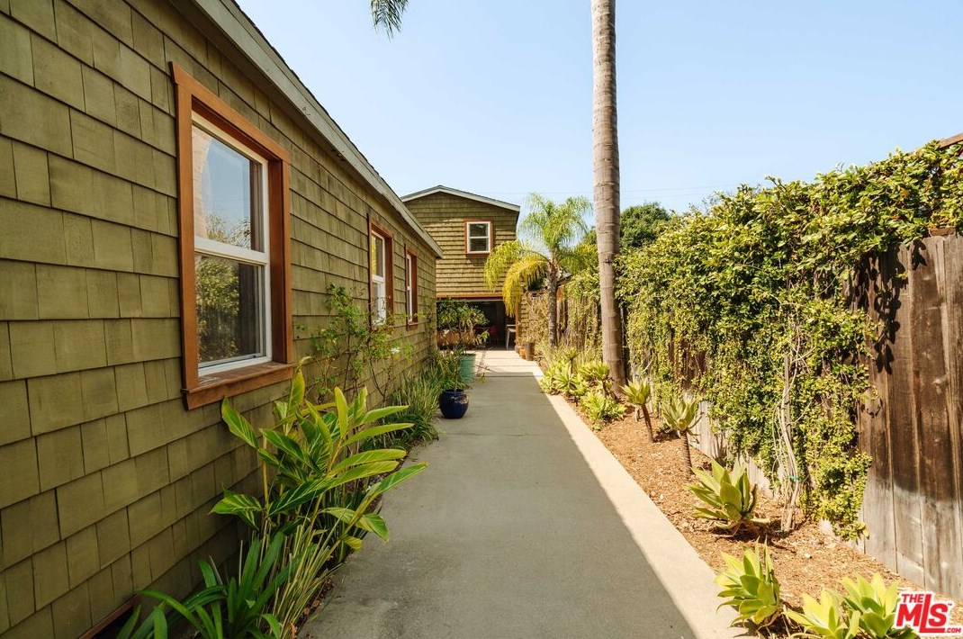 3949 Redwood Ave, Los Angeles CA 90066-5102 exterior