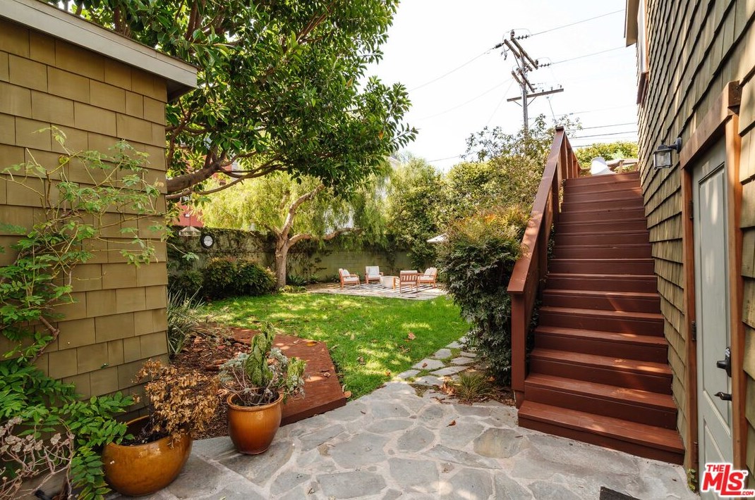 3949 Redwood Ave, Los Angeles CA 90066-5102 exterior