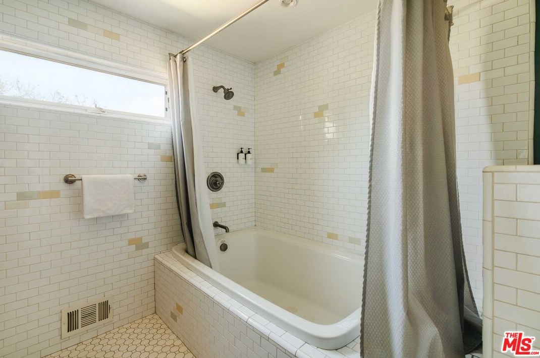 3949 Redwood Ave, Los Angeles CA 90066-5102 exterior