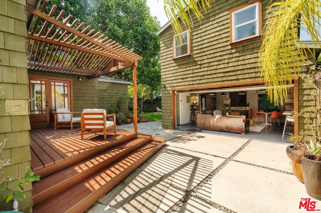 3949 Redwood Ave, Los Angeles CA 90066-5102 exterior