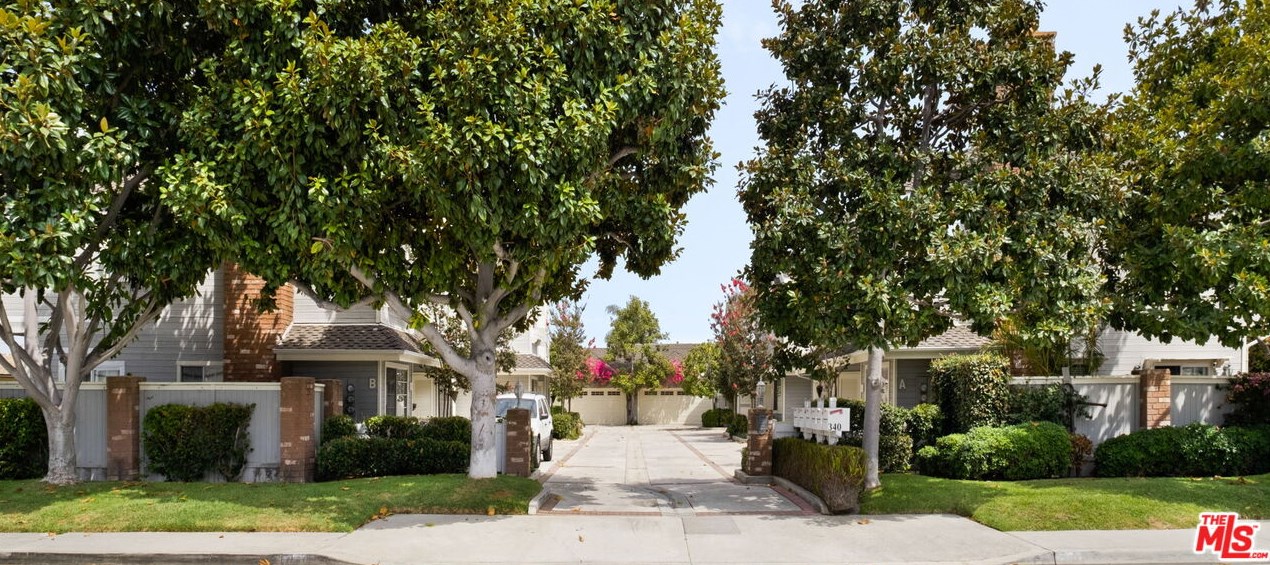 340 20th St, Costa Mesa, CA 92627-2300