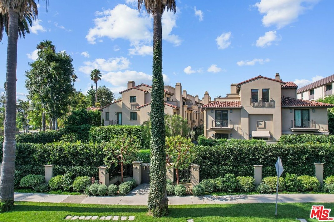 823 Bundy Dr, Los Angeles CA  90049-7510 exterior