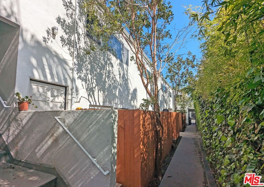 1813 9th St, Santa Monica, CA 90404-4522