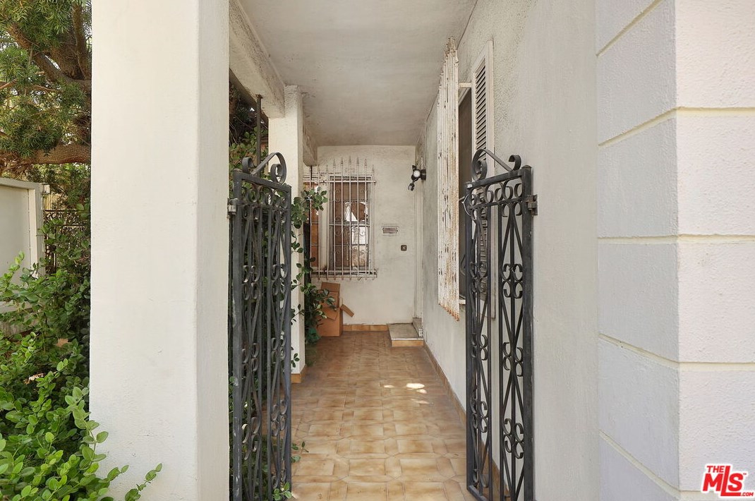 147 Formosa Ave, Los Angeles, CA 90036-2817