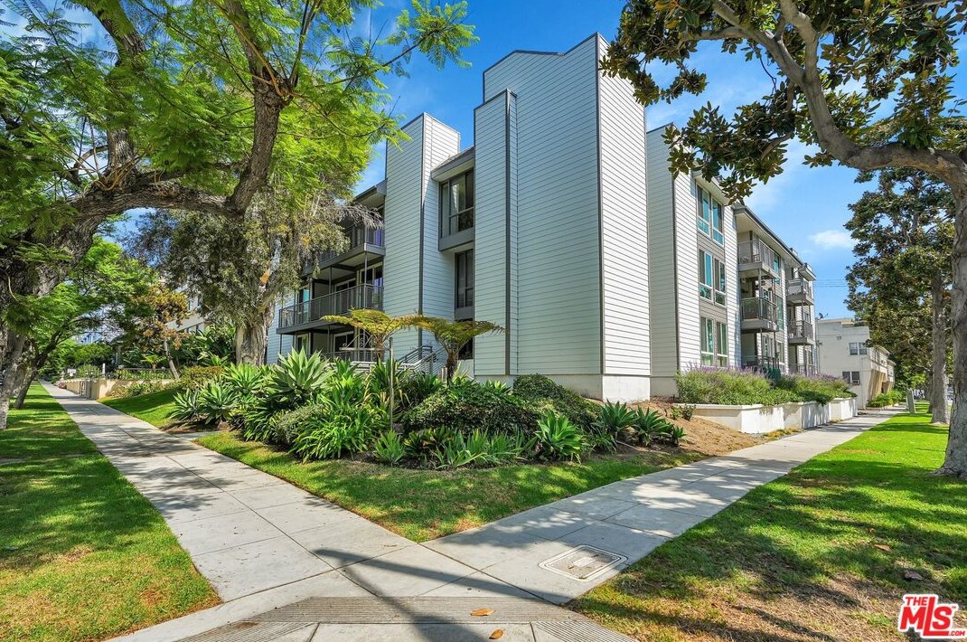 424 Palm Dr, Beverly Hills, CA 90210-3975
