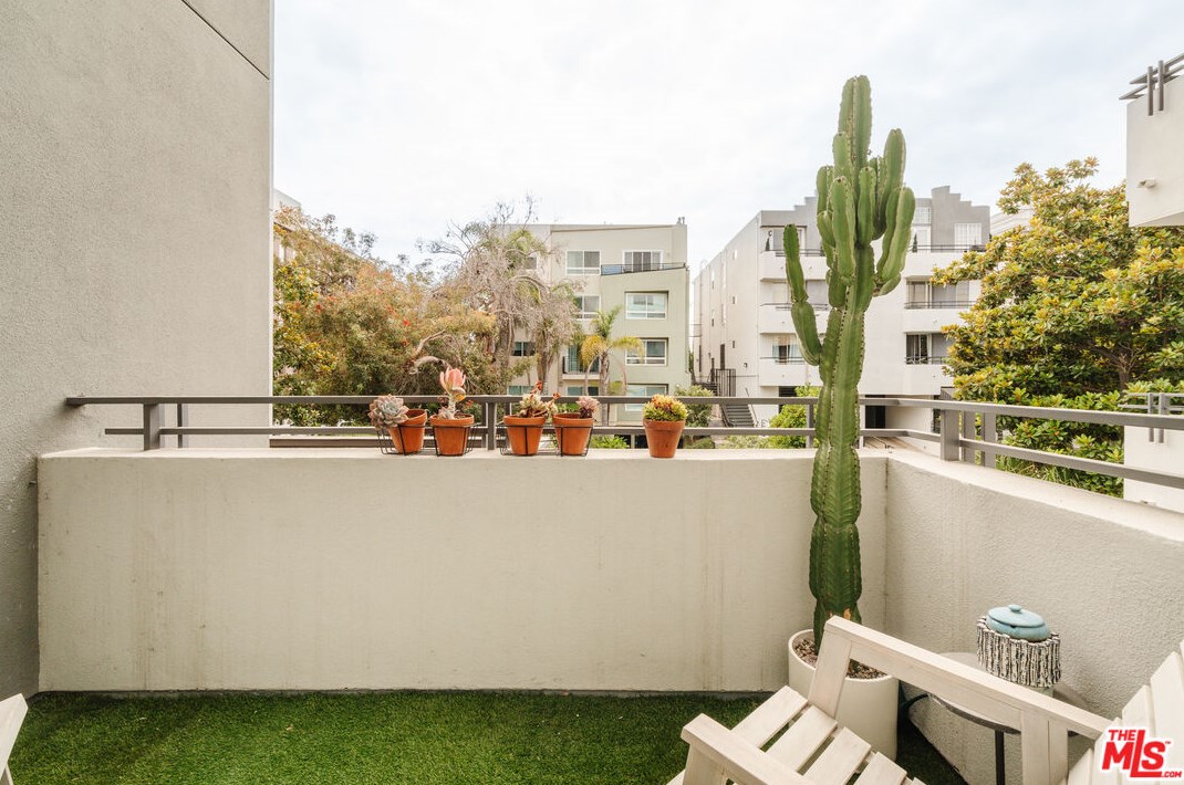 1176 Wellesley Ave, Los Angeles CA  90049-5497 exterior