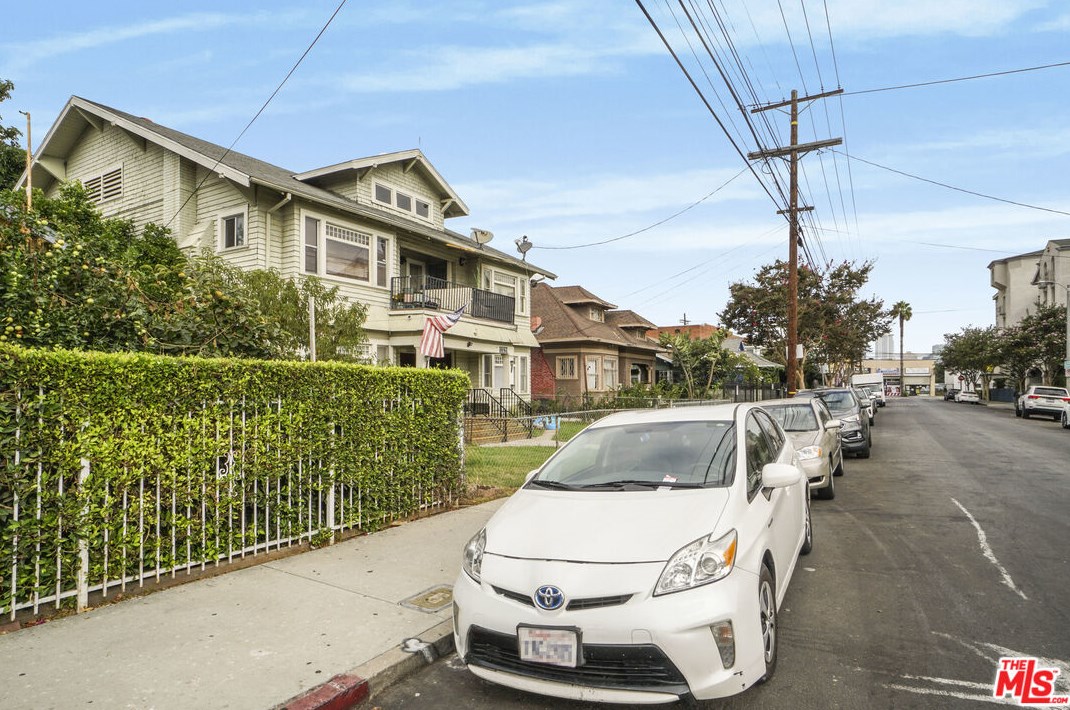 1329 New Hampshire Ave, Los Angeles, CA 90027-6001