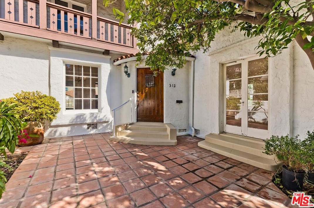 312 Canon Dr, Beverly Hills, CA 90210-4705