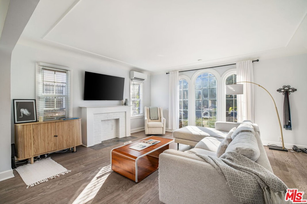 1156 Hudson Ave, Los Angeles, CA 90019-1806