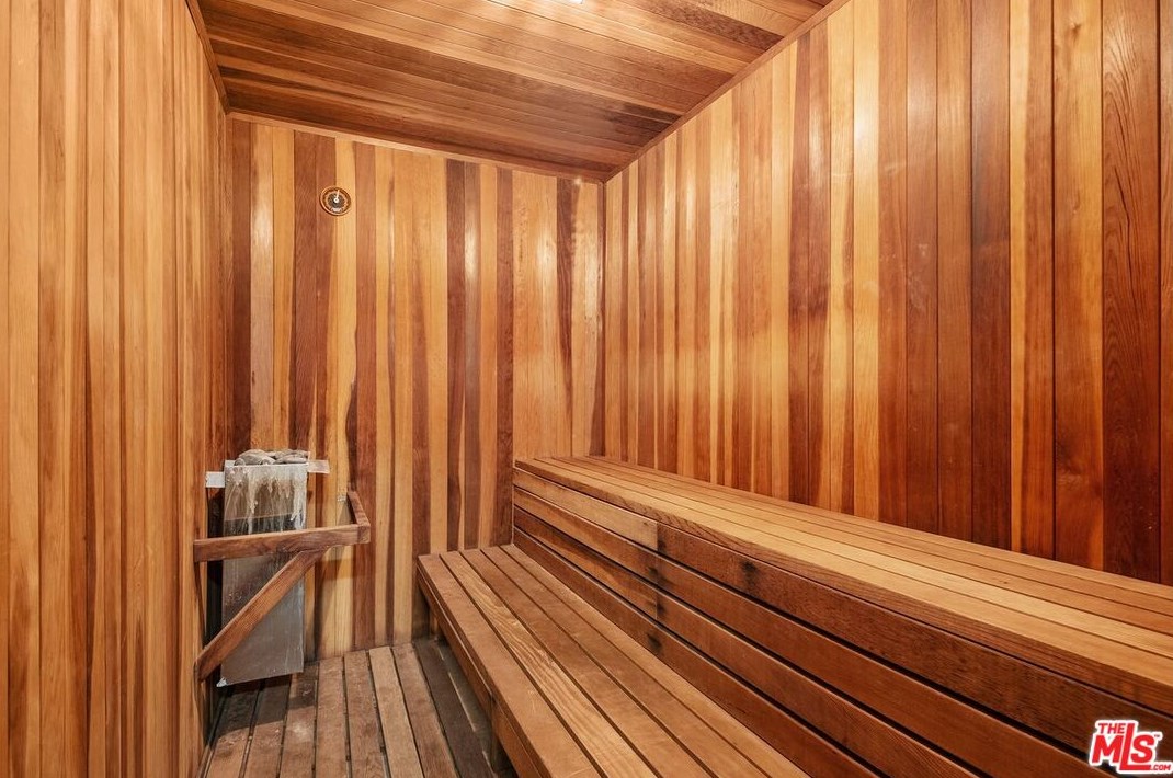 300 Swall Dr, Beverly Hills CA  90211-1762 exterior