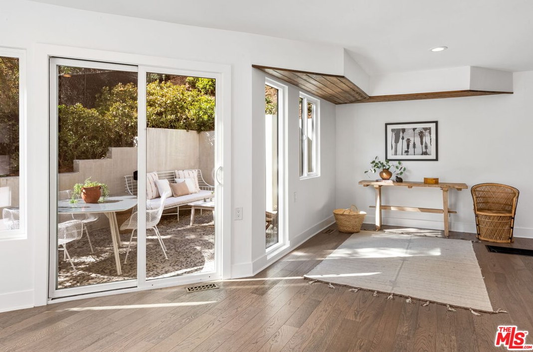 8737 Wonderland Ave, Los Angeles CA  90046-1850 exterior