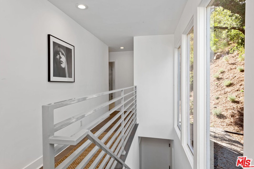 8737 Wonderland Ave, Los Angeles CA  90046-1850 exterior