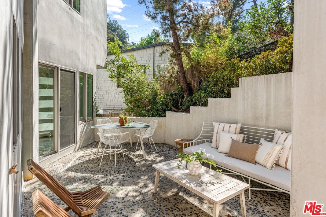 8737 Wonderland Ave, Los Angeles CA  90046-1850 exterior