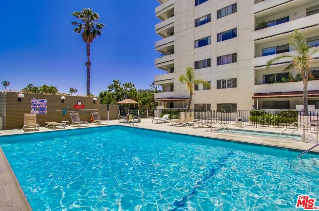 7250 Franklin Ave, Los Angeles CA  90046-3049 exterior