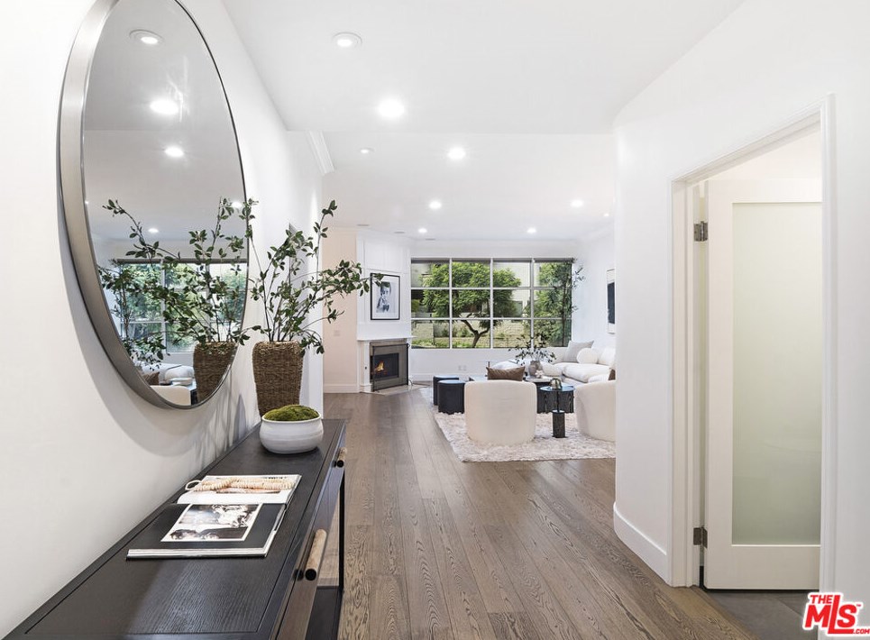 11636 Montana Ave, Los Angeles, CA 90049-4900