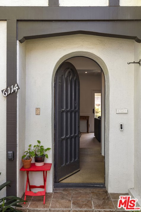 6114 Barrows Dr, Los Angeles, CA 90048-5302