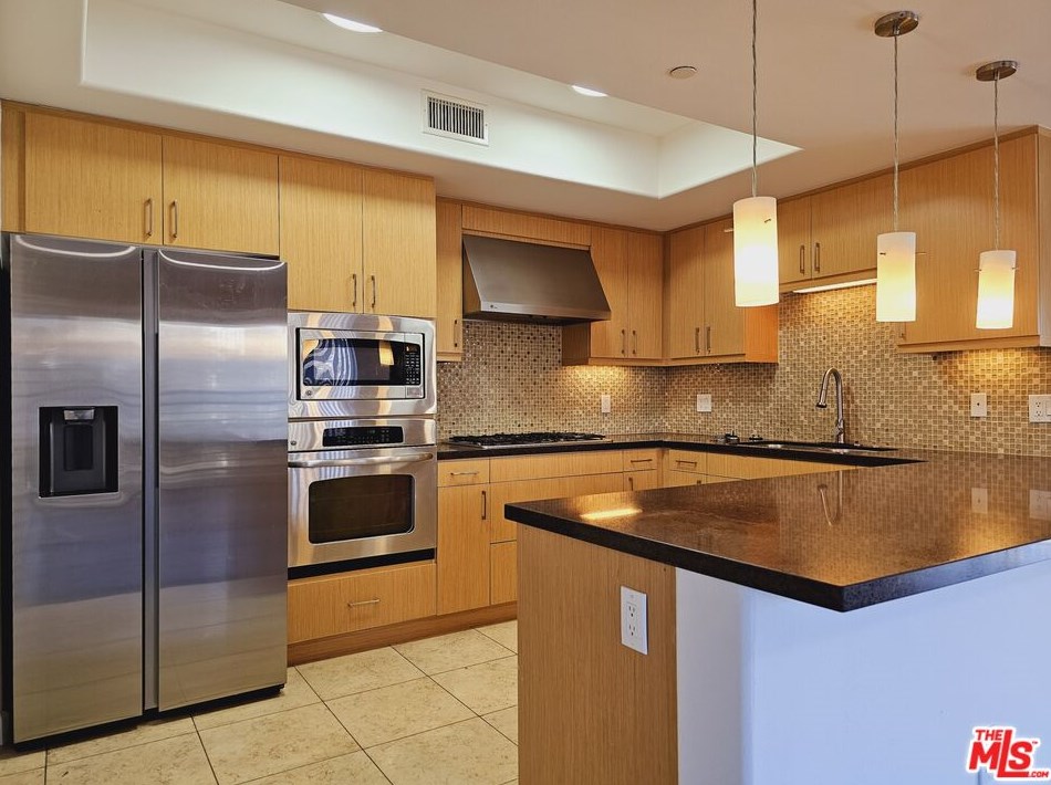 311 Gramercy Pl, Los Angeles, CA 90020-4587