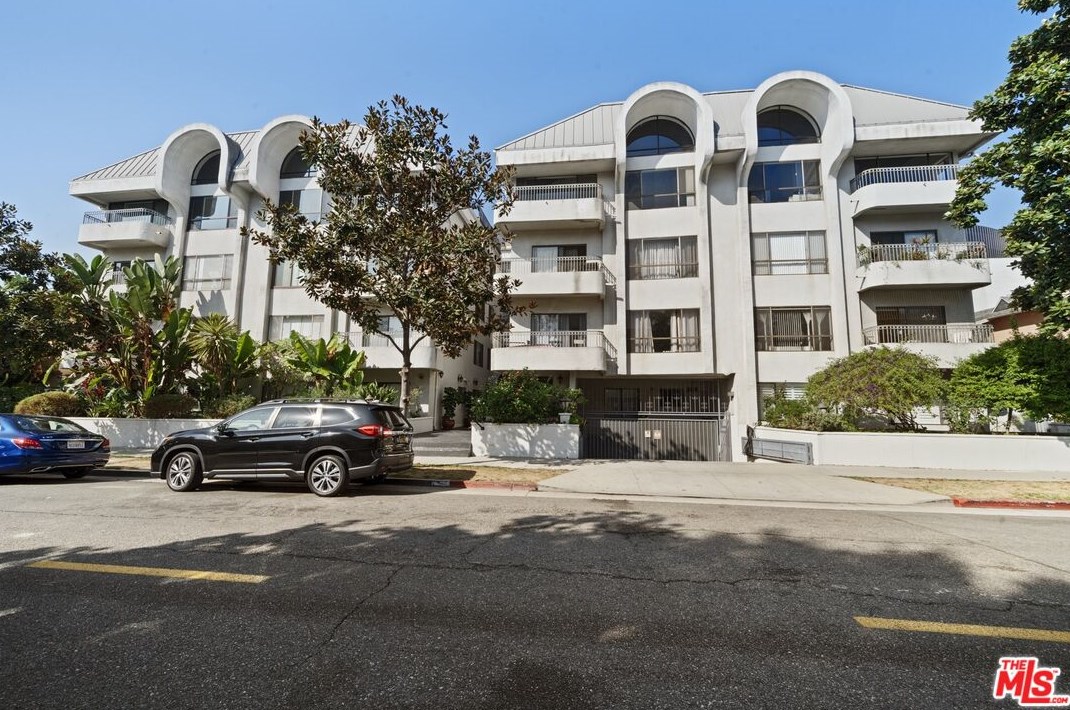 221 Gale Dr, Beverly Hills CA  90211-3435 exterior