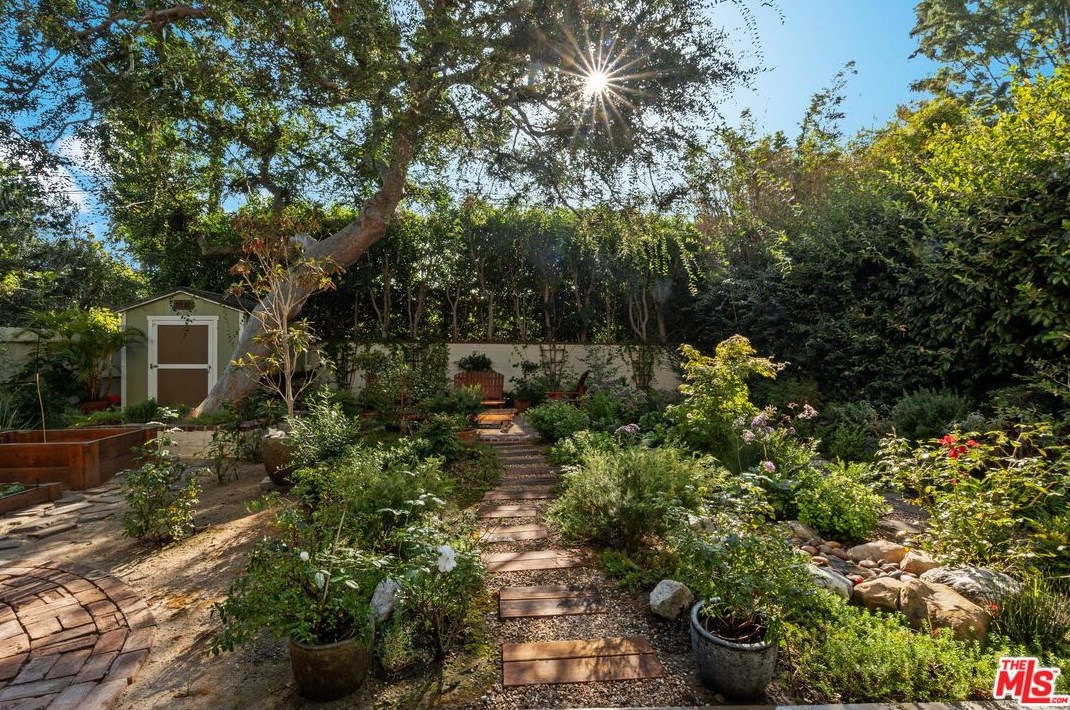 2239 Linnington Ave, Los Angeles CA  90025-5901 exterior