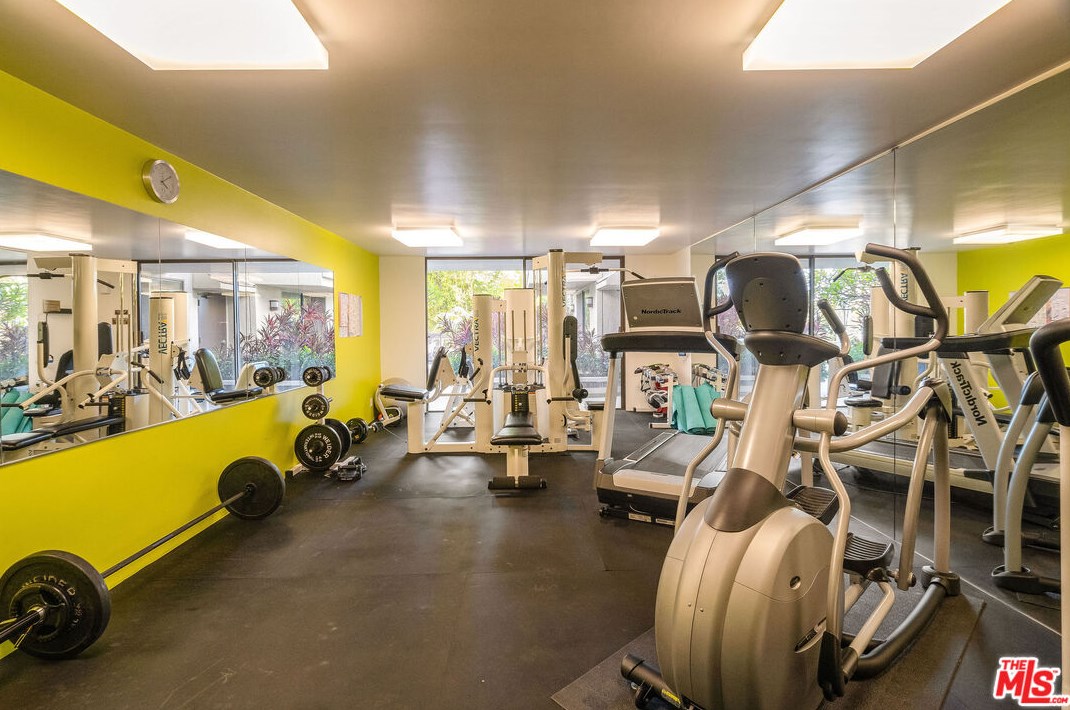 851 Kings Rd, Los Angeles CA  90069-5929 exterior