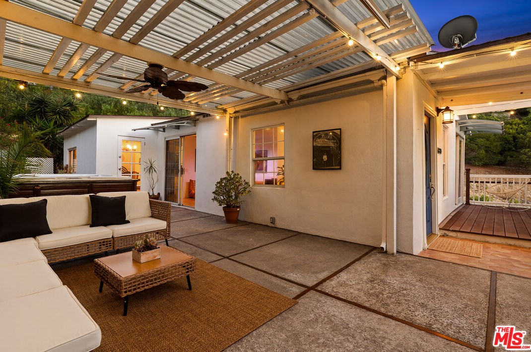 2255 Moss Ave, Los Angeles CA  90065-2738 exterior