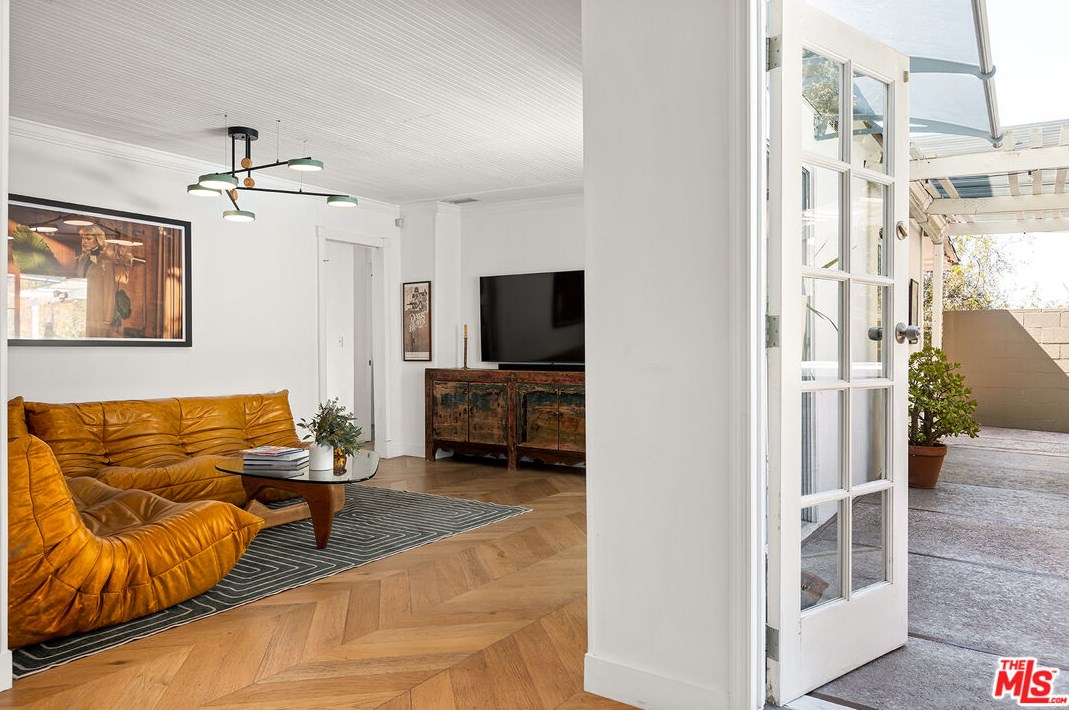 2255 Moss Ave, Los Angeles CA  90065-2738 exterior