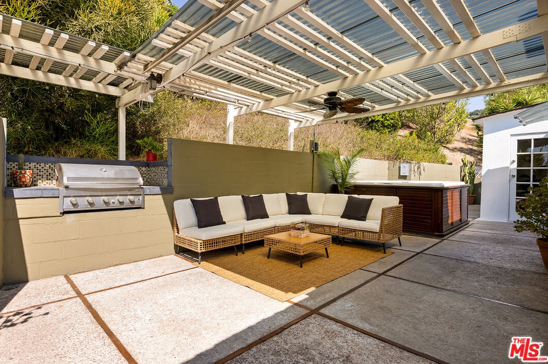 2255 Moss Ave, Los Angeles CA  90065-3416 exterior