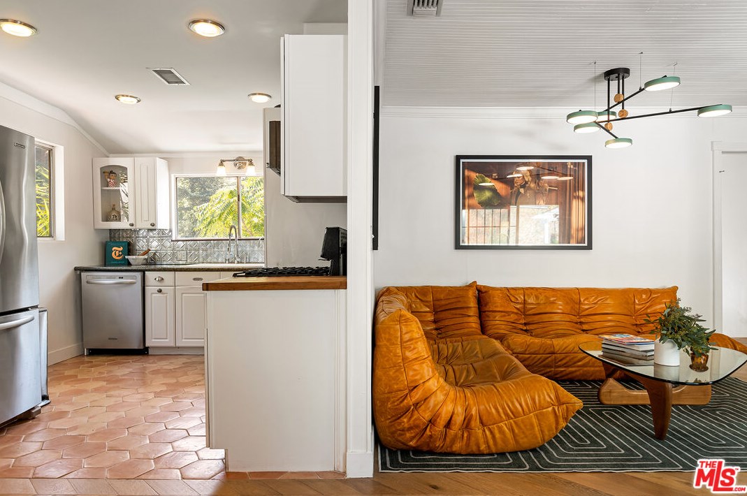 2255 Moss Ave, Los Angeles CA  90065-2738 exterior