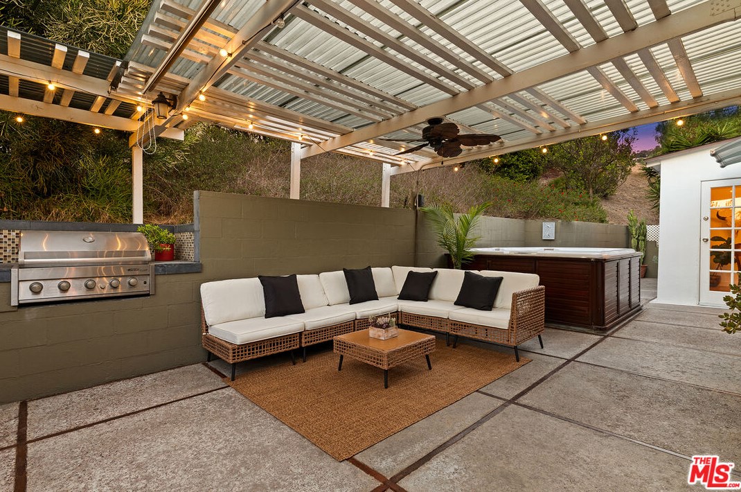 2255 Moss Ave, Los Angeles CA  90065-2738 exterior
