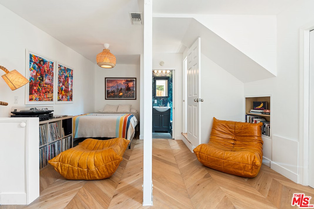 2255 Moss Ave, Los Angeles CA  90065-2738 exterior