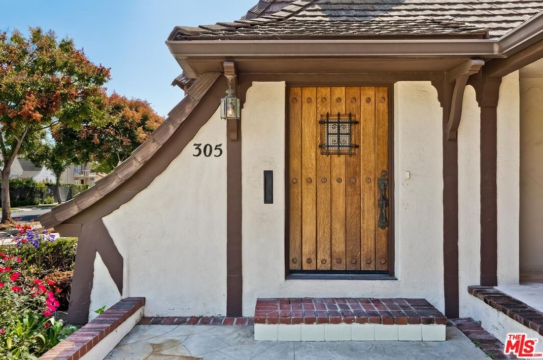305 Swall Dr, Beverly Hills, CA 90211-1714