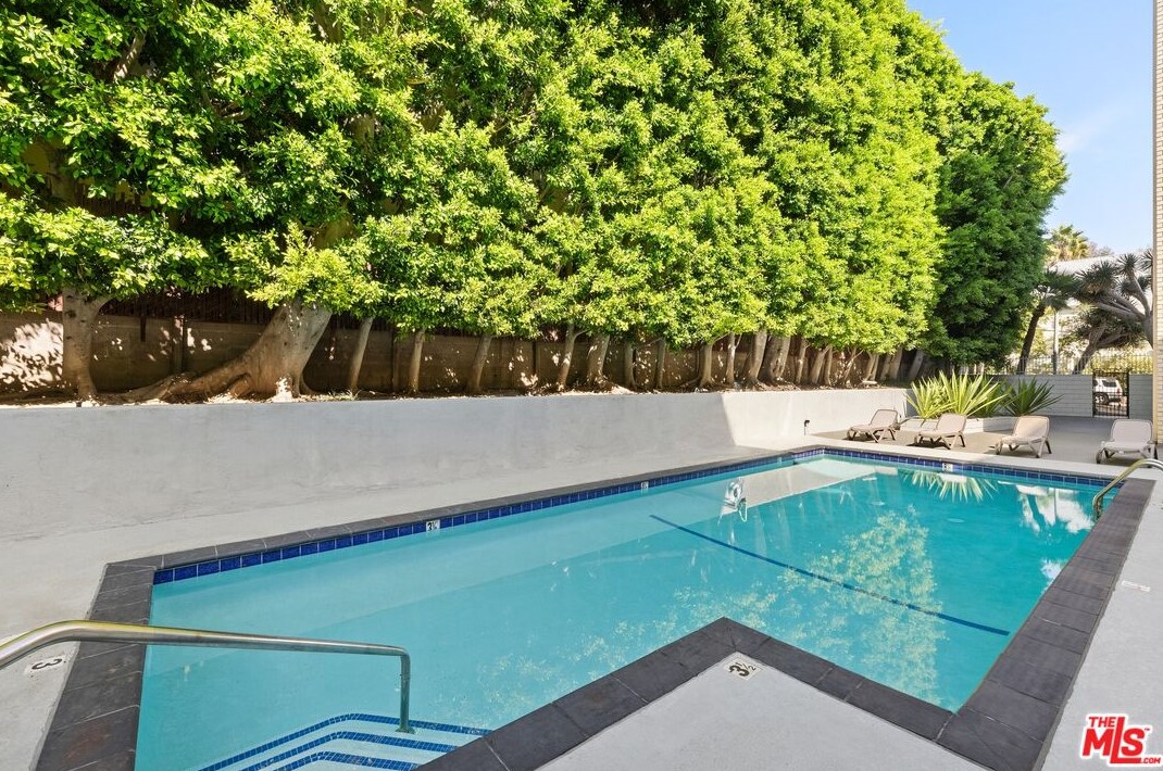 7309 Franklin Ave, Los Angeles CA  90046-2261 exterior