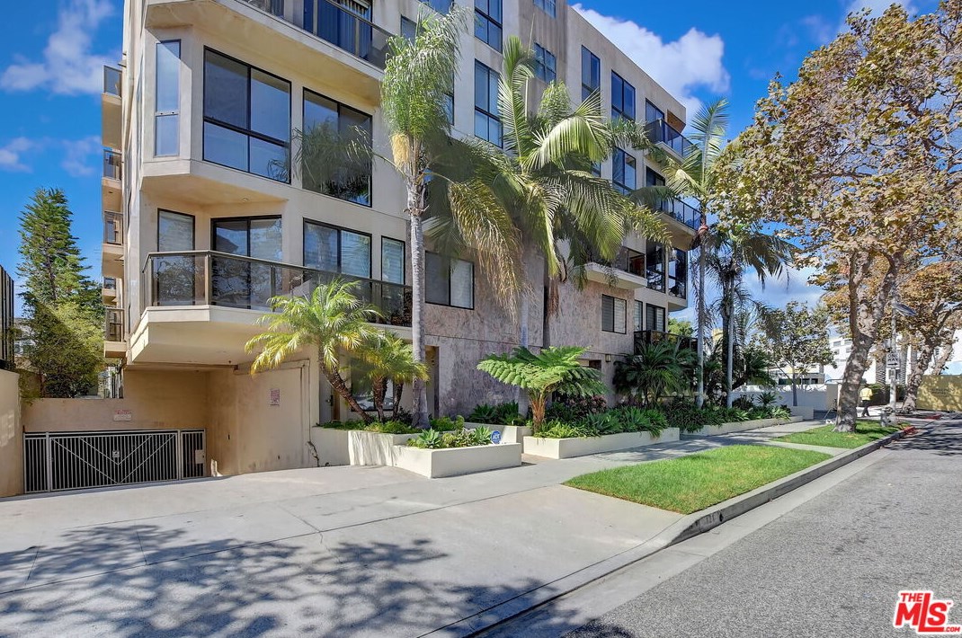 121 Canon Dr, Beverly Hills, CA 90210-5324