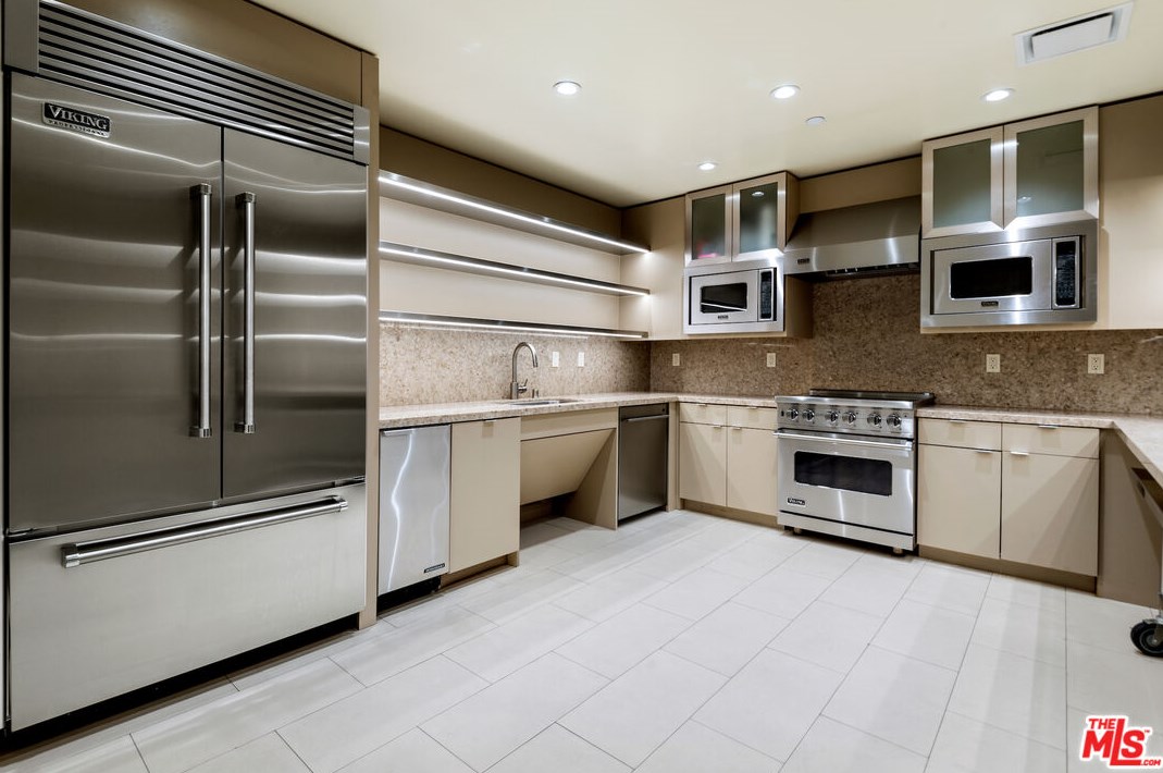 10560 Wilshire Blvd, Los Angeles CA  90024-4580 exterior