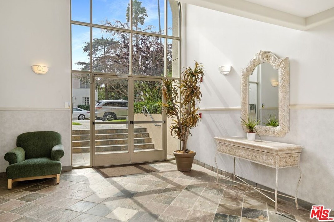 937 12th St, Santa Monica, CA 90403-3049