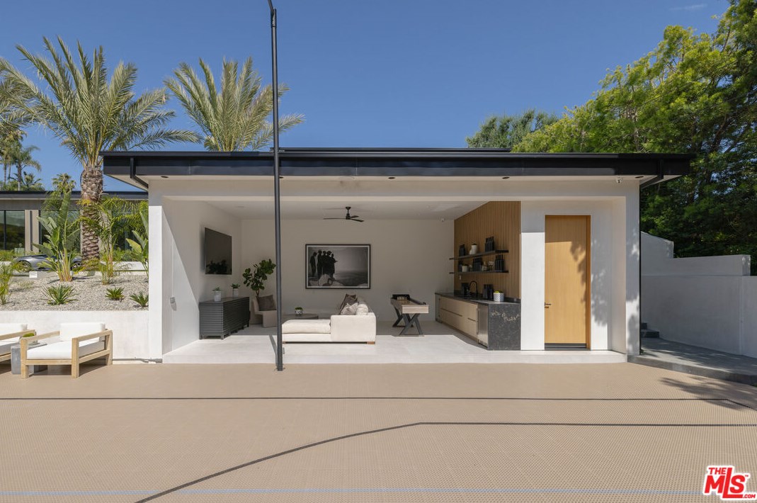 4640 Petit Ave, Van Nuys CA  91436-1129 exterior