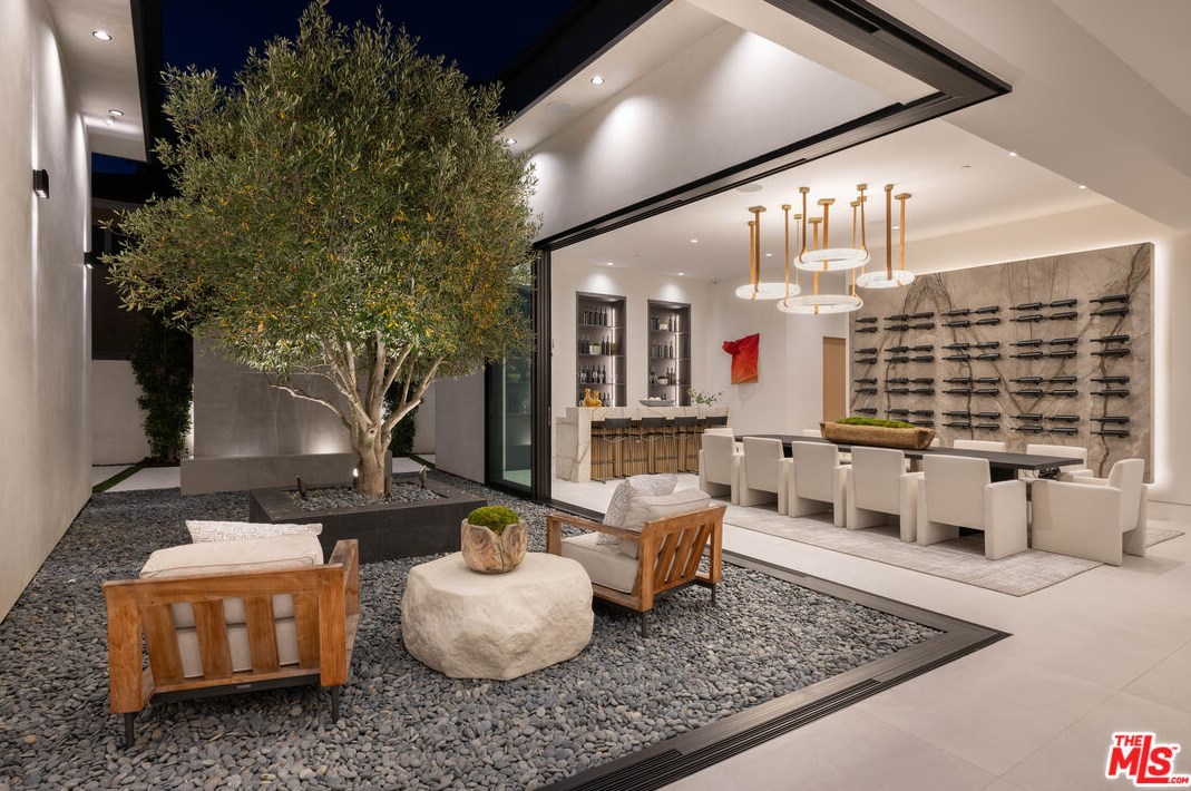4640 Petit Ave, Van Nuys CA  91436-1129 exterior