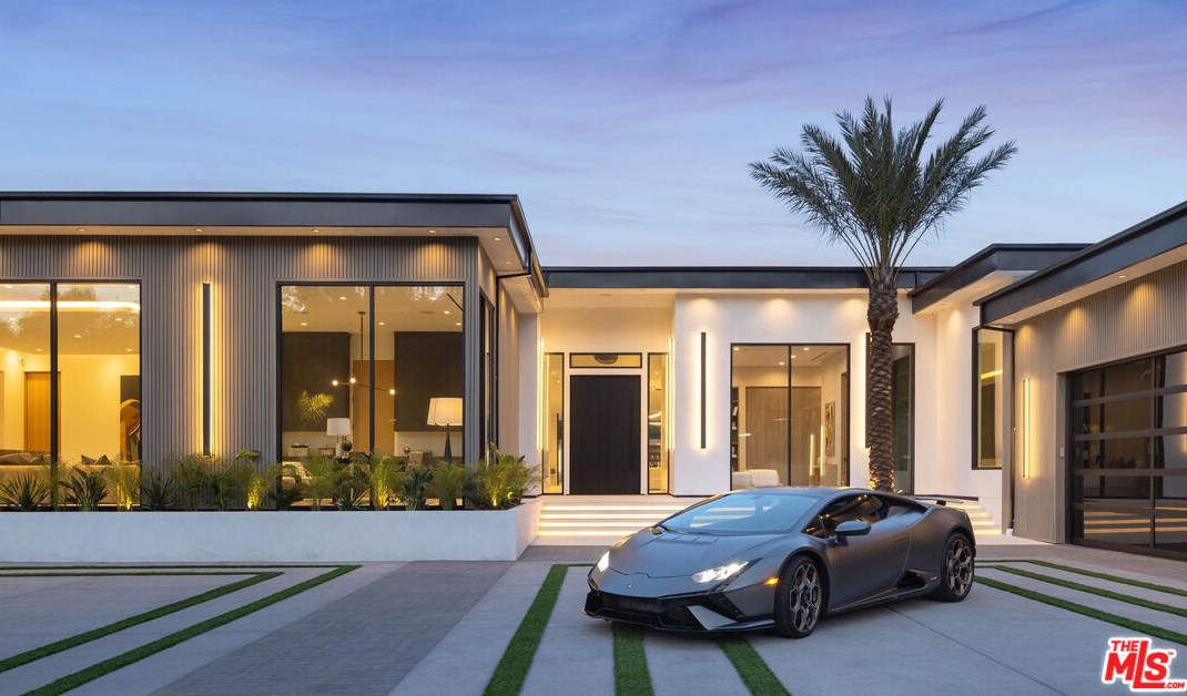 4640 Petit Ave, Van Nuys CA  91436-1129 exterior