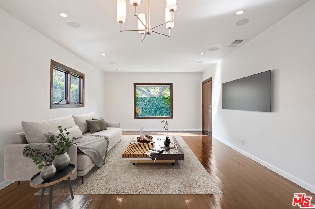 458 La Jolla Ave, Los Angeles, CA 90048-2233