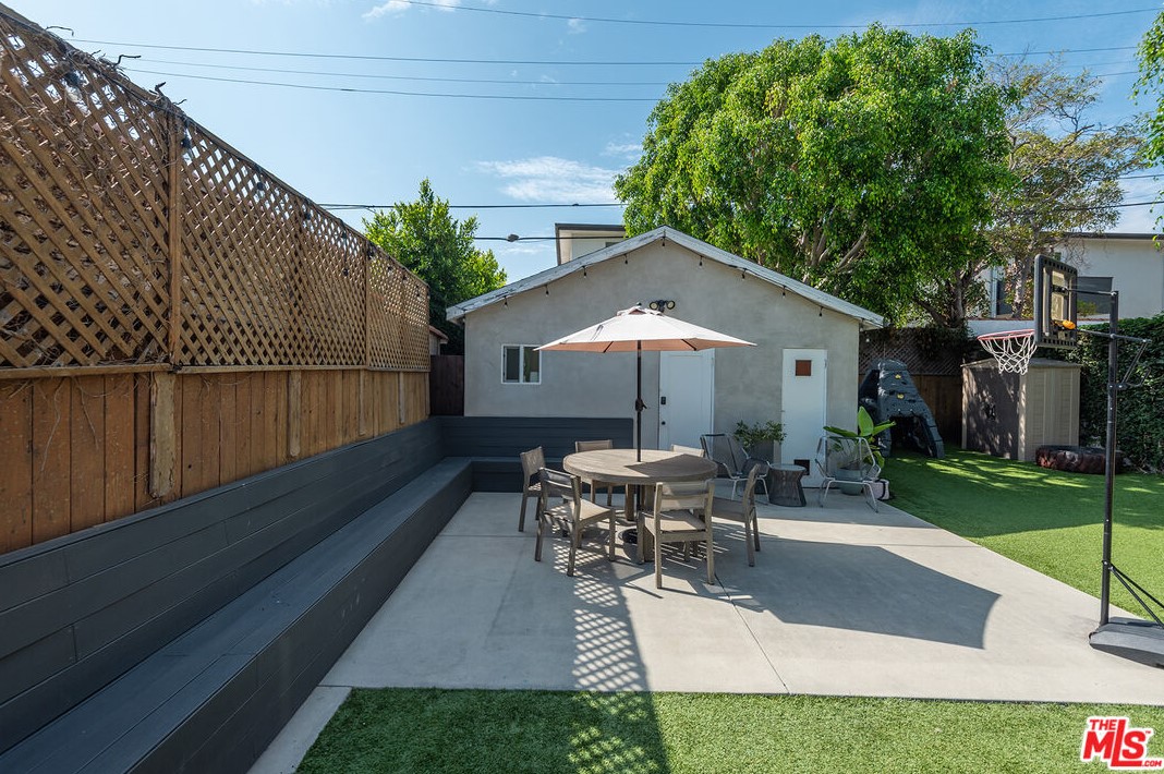 535 Harper Ave, Los Angeles CA  90048-2222 exterior