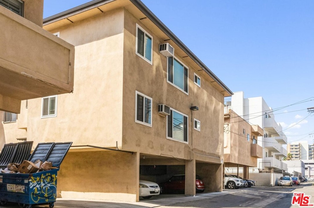 8443 Blackburn Ave, Los Angeles CA  90048-4218 exterior