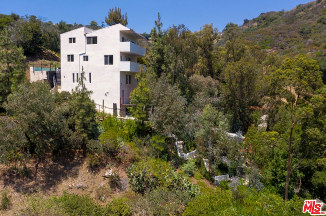 10078 Westwanda Dr, Beverly Hills CA  90210-1429 exterior