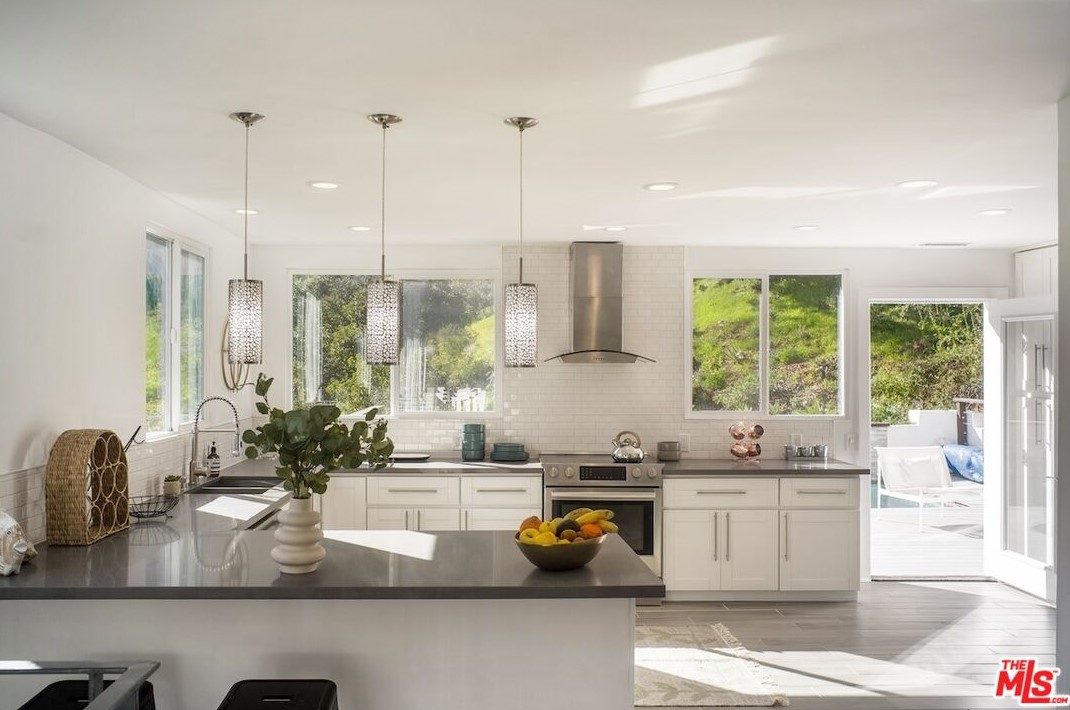 10078 Westwanda Dr, Beverly Hills CA  90210-1429 exterior