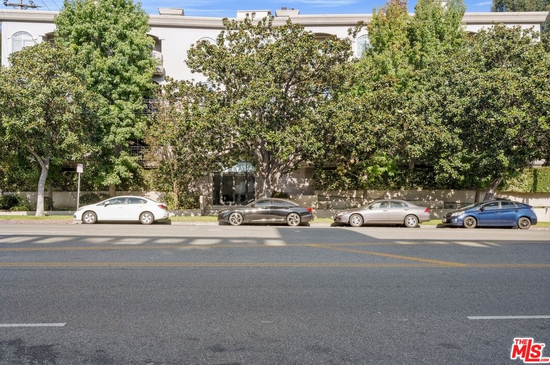 1820 Beverly Glen Blvd, Los Angeles CA  90025-6927 exterior