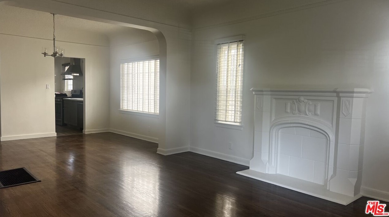 1357 Cloverdale Ave, Los Angeles CA  90019-2807 exterior
