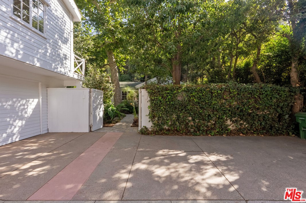 1742 Beverly Glen Blvd, Los Angeles, CA 90024-6108