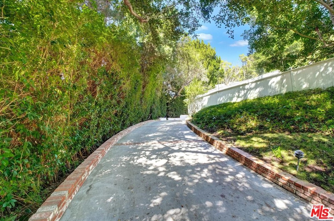 9789 Oak Pass Rd, Beverly Hills, CA 90210