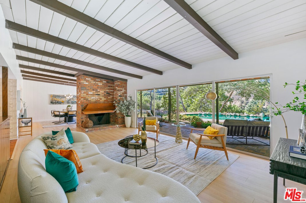 3512 Beverly Glen Blvd, Van Nuys, CA 91423