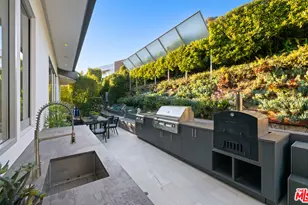 9353 Nightingale Dr, Los Angeles, CA 90069 - Photo 16