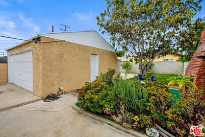8719 Cimarron St, Los Angeles, CA 90047 - Photo 24